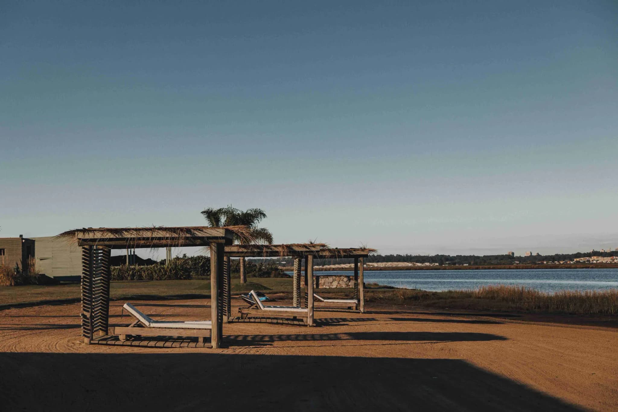 River Club com 150 metros de praia privativa às margens do Rio Maldonado