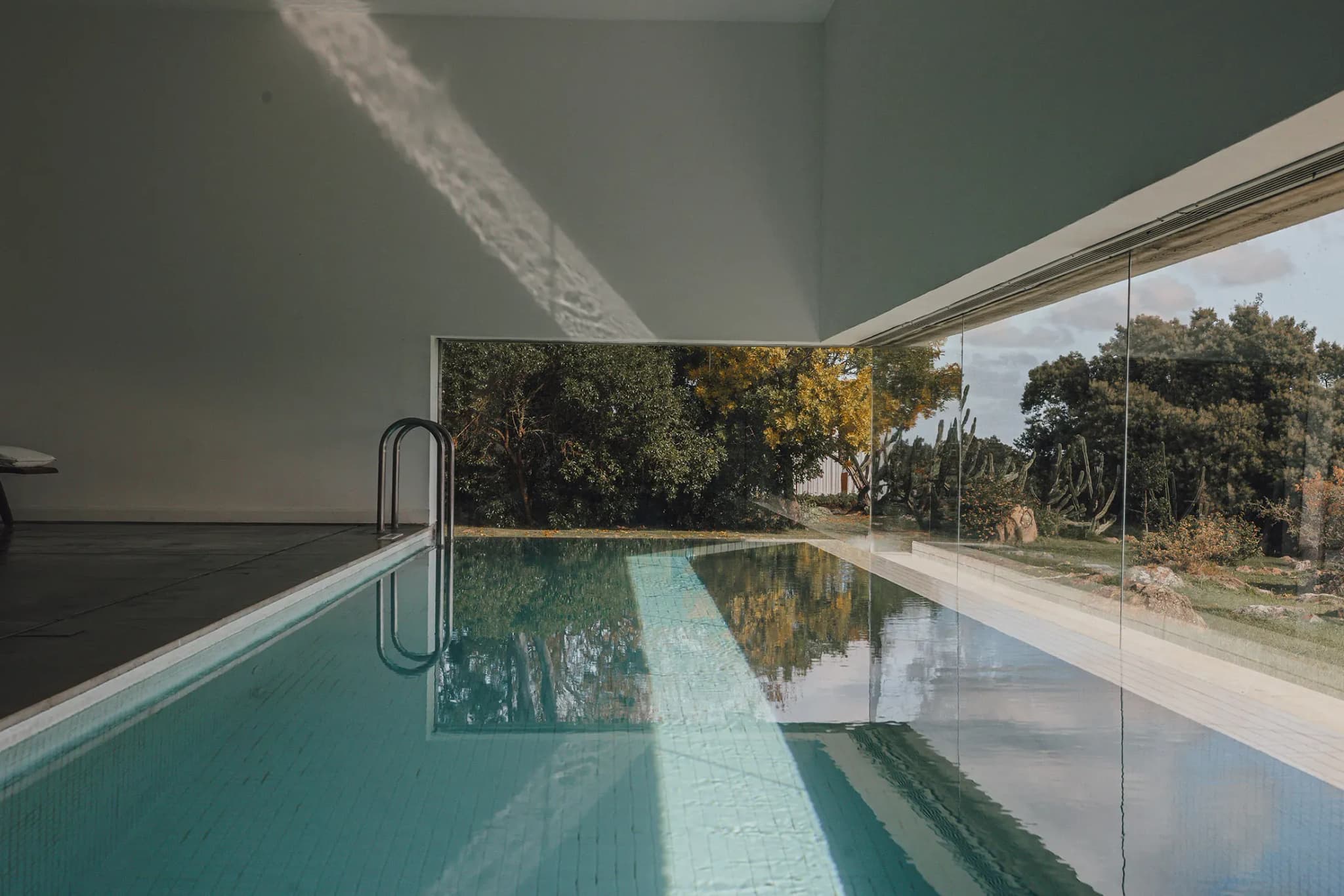 Piscina aquecida do Spa Fasano com vistas panorâmicas do campo